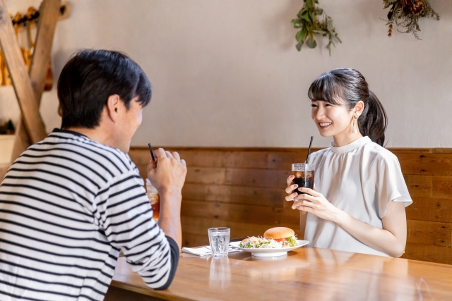 カップリングした後にカフェへ行く2人