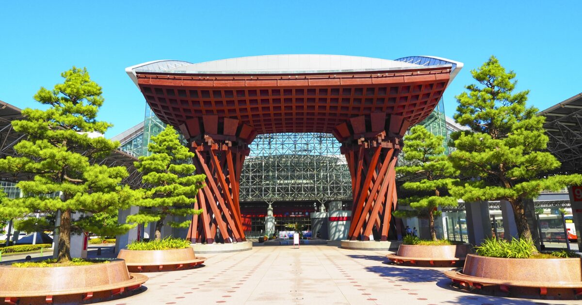 石川県金沢駅と鳥居鼓門
